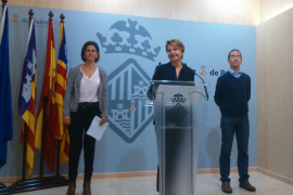 La portaveu del PP a l'Ajuntament de Palma, Marga Duran, al centre de la imatge.