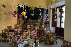 Imatge del betlem escolar d'Inca que promou el reciclatge de paper i cartó.