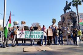 Desenes de persones s'ha concentrat aquest dissabte a la plaça d'Espanya de Palma per a evitar «una nova massacre» a Gaza.