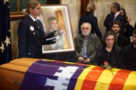 Imatge de la capella ardent amb el fèretre i una imatge de Francesc Antich.