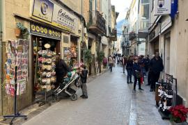 Els locals han acudit durant les festes al carrer de Sa Lluna a fer les tradicionals compres de Nadal.