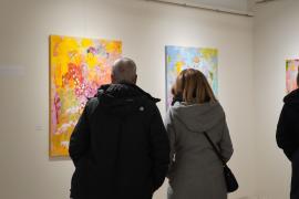 Imatge de la inauguració de l'exposició de Carlota Bauzá i Dolors Comas a Sa Refinadora de Marratxí.