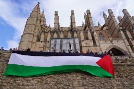 La plataforma Mallorca per Palestina ha desplegat una gran bandera palestina davall la Seu de Palma.