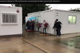 Alumnes de l'IES Binissalem entrant als barracons aquest dilluns matí.