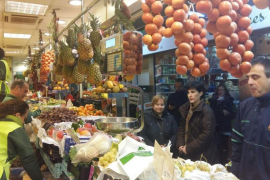 La regidora de Sanitat i Consum, Antònia Martín, juntament amb la directora general de l’àrea, Maria Antònia Comas, han visitat avui els mercats de Llevant i de Pere Garau.