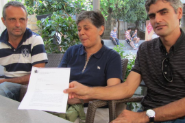 La proposta ha estat presentada per Miquel Gual (Entesa): Catalina esteva (PxS) i Josep Ll. Colom (PSOE) (tots tres a la foto) i així com les regidores d'aquest darerr partit Àgueda Quiñonero i Maria Cruz Enseñat. 