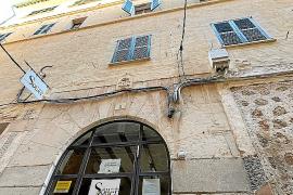 SOLLER - El mal estat de lHospici preocupa els seus usuaris.
Una part de la primera planta de ledifici tv prohibit el pas.