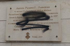 Vandalitzen la placa d'homenatge a Aurora Picornell i les Roges del Molinar