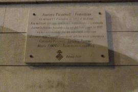 Operaris de Emaya han netejat la placa en honor d'Aurora Picornell i les Roges del Molinar.