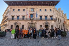 Activistes per l'habitatge, usuaris de caravanes i artistes de carrer clamen a Palma contra l'ordenança cívica