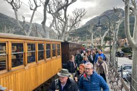 El primer viatge del tren duu a Sóller 200 turistes
