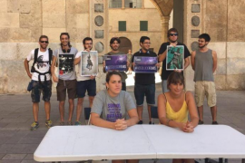 Les Feministes Encausades davant el Bisbat de Mallorca, en roda de premsa.