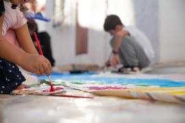 Les famílies d'acollida urgeixen el Govern a complir el compromís de no tenir nins menors de sis anys en centres