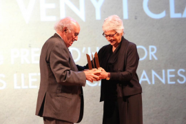 Joan Veny reivindica la unitat de la llengua en rebre el 47è Premi d'Honor de les Lletres Catalanes