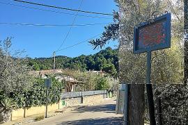 El carrer del Port i, en el requadre, el faristol anònim.