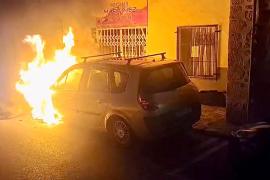 Un cotxe es cala foc als Estiradors