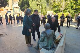 Anna Oliver, Antoni Llabrés i Xavier Antich durant l'ofrena en homenatge a Vicent Andrés Estellés.