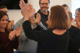 Francina Armengol, aplaudint al costat dels seus companys de partit, ha anunciat que optarà a la reelecció com a secretària general del PSIB-PSOE.