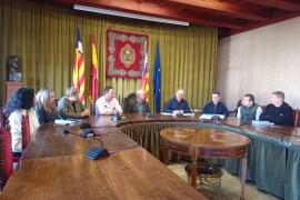 L'equip de govern i Pep Porcel durant la roda de premsa.