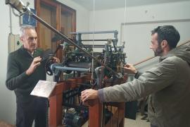 Toni i Biel Julià desmunten les peces del rellotge.