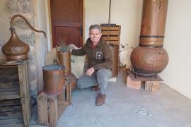 Joachim Pourqué al local on destil·la les essències.