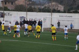 Vera es disposa a rematar de cap el gol que suposaren els tres punts. Foto: EVA SEGUÍ