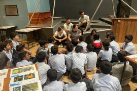 L’equip del MUCBO interactuant amb els estudiants de Sri Lanka.