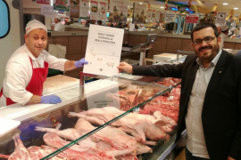 El conseller, Vicenç Vidal, entrega el segell de garantia de la porcella de Mallorca.