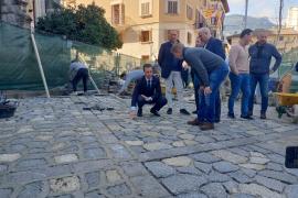 El president del Consell, Llorenç Galmés amb el batle i regidors de Sóller.
