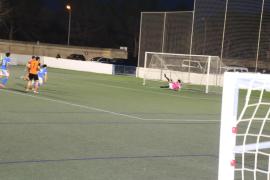 El penal transformat per Aitor que suposà el 2-1 que seria insuficient pel Sóller. Foto: EVA SEGUÍ