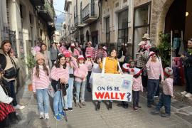 A l’escola de Ses Marjades, que encapçalà la desfilada, es disfressaren de ‘Wally’.