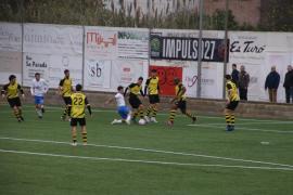 Moment en què Alcaraz posa el peu i fa el gol de l'empat. Foto: EVA SEGUÍ