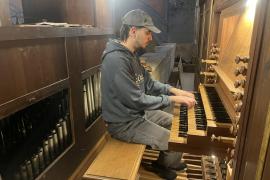 Pau Oliver Quetglas s’encarrega d’acompanyar amb l’orgue les celebracions de la Parròquia.