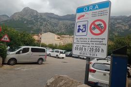 L'aparcament dels Estiradors amb el cartell que indica el nou horari.