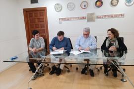 El batle d'Inca, Virgilio Moreno, i l'editor de Balears Vadevi, Salvador Cot, signant l'acord de col·laboració