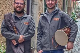 Xevi amb la xeremia i Narcís amb el tamborí i el flabiol.