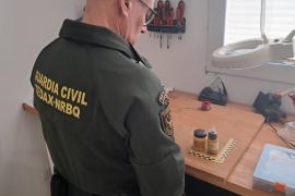 Un agent del cos especialitzat amb la substància.