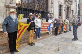 Denuncien que IB3 Televisió obvia el traspàs de Manel Domènech però informa sobre la mort de Manolo el del Bombo