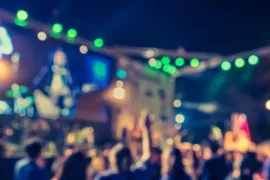 Denuncien que PP-Vox permetran les festes il·legals en habitatges de lloguer turístic