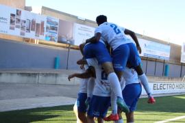 Celebrant el gol de la victòria a Manacor que donava tres punts d'or. F: EVA SEGUÍ