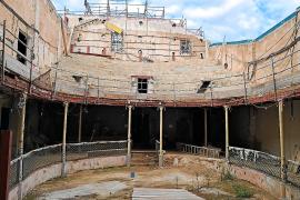 La façana del Defensora queda sostinguda per set columnes interiors