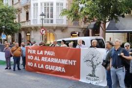 Més d’un centenar de persones es concentren en favor de la pau i contra de la guerra i l’increment de la despesa militar
