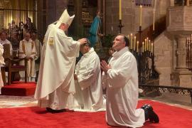 Moment de la imposició de mans sobre els dos nous diaques de Mallorca.