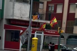 El bar Rincón de Hellín del carrer Aragó de Palma exhibeix una bandera franquista a la seva terrassa