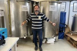 David García mostra els dos dipòsits amb els quals enguany han produït més de 3.000 botelles.
