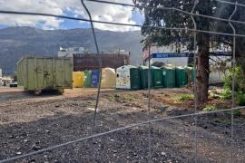 Al solar de Son Angelats s’hi guarden els contenidors de reciclatge.