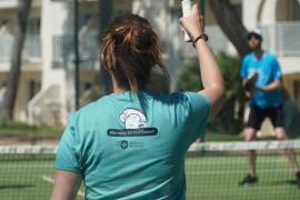 La programació inclou disciplines com tennis, ioga, pilates, zumba, pàdel, vòlei, futbol, aquagym, excursions i sessions de ball.