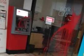 Acció solidària amb Palestina contra les oficines del Santander a la UIB pel Dia de la Nakba