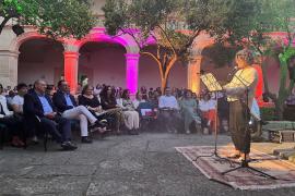 Imatge del moment del pregó de les Fires i Festes a càrrec de Catalina Julve Jaume.