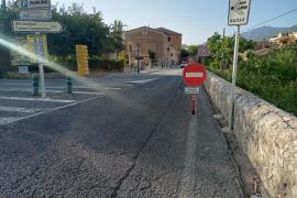 El senyal de prohibit el pas no és suficient, ja que molts vehicles de lloguer se’l boten.